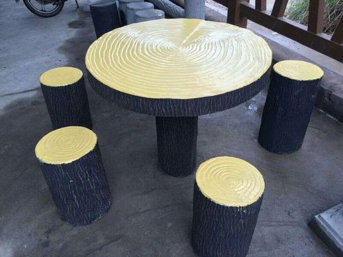 仿树皮桌椅坐凳,是景区园林公园休息区必备产品,同样是混凝土制作而成